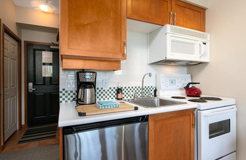 Village North Apartment | Beautiful Whistler Village Alpenglow suite queen size bed air conditioning cable and smartTV WIFI fireplace pool hot tub sauna gym balcony mountain views