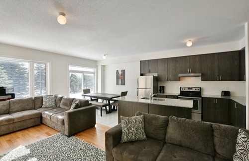 The Blue Mountains House | Blue Mountain Executive 3 Bedroom Town Home Sleeps 10 Located, Pool & Shuttle