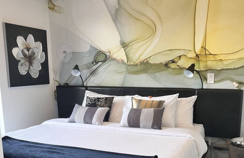 Downtown Kelowna Condo | Brand New|15th Floor|Downtown Kelowna |King Bed| Stunning Lake & City Views