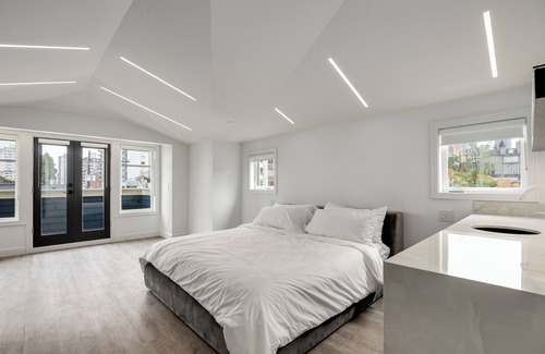 Downtown Vancouver Villa | !Brand NEW Beach Villa steps from the Beach! Perfect for Large Families!