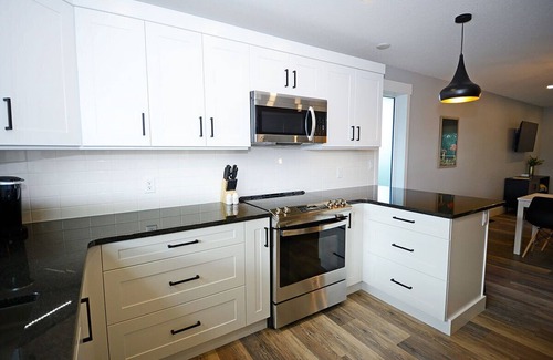 Pincher Creek House | BRAND NEW modern 2-bedroom, close to the mountains.