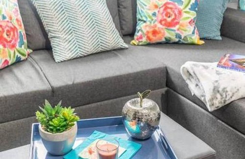 Centretown West Apartment | Bright and Stylish 1BR - Rooftop Deck - Downtown
