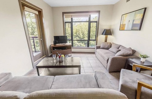 South Pandosy Apartment | Bright Corner Apartment w/ Lake View 418