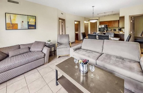 South Pandosy Apartment | Bright Corner Apartment w/ Lake View 418