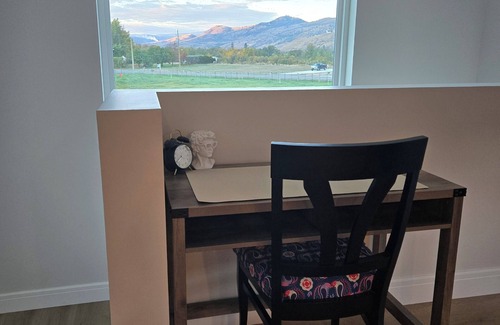 Kamloops House | Bright Daylight Suite