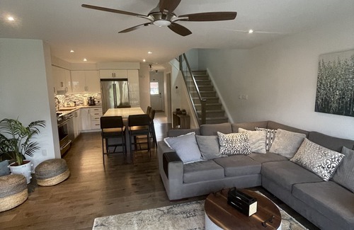 Collingwood House | Bright spacious townhouse w/private rec centre - 7 minutes to Blue Mountain