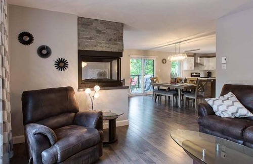 Petite-Riviere-Saint-Francois House | Mountain, Spa & Pool table - Maison des Erables