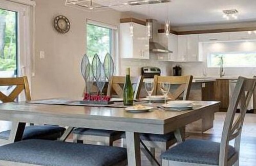 Petite-Riviere-Saint-Francois House | Mountain, Spa & Pool table - Maison des Erables