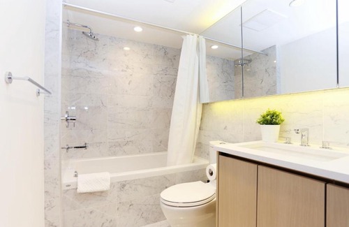 Marpole Apartment | Captivating Modern Suite near Marine Gateway