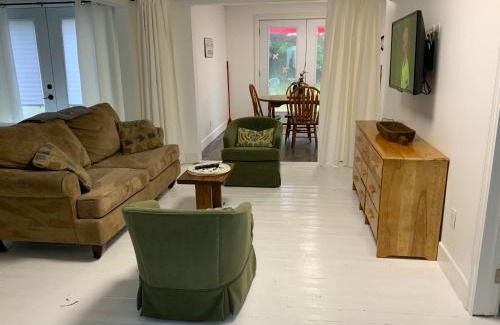 Sauble Beach House | CasaVon Cottages Cottage A