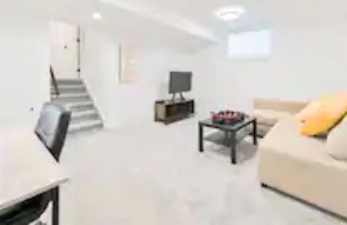 Calgary House | Central Home 2min>DT Core | KING Bed | Fresh Reno!