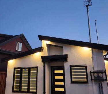 Sunset Apartment | Central & Modern Whole House in Vancouver