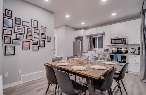 North Central Edmonton House | Chandler - Central 5 Bdrm Home, Workspaces & Wifi