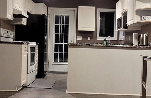 Dieppe House | Charming 3-bedroom house with double garage, free WiFi, and AC in Dieppe, NB