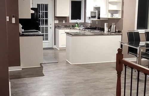 Dieppe House | Charming 3-bedroom house with double garage, free WiFi, and AC in Dieppe, NB
