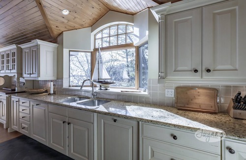 Minett Cottage | Charming 4 bed 4 bath cottage on Lake Rosseau with Boathouse! SW Exposure!