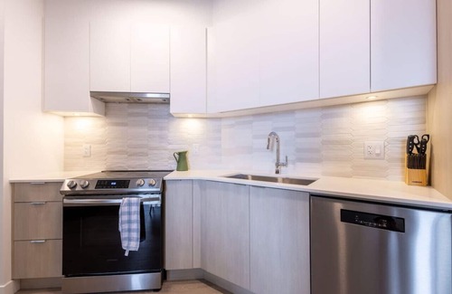 Tsawwassen Apartment | Charming Seaside Oasis: Balcony ~ Pool ~ Gym ~ Pkg