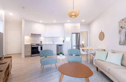Tsawwassen Apartment | Charming Seaside Oasis: Balcony ~ Pool ~ Gym ~ Pkg