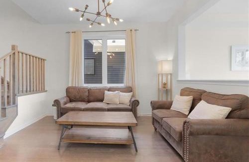 Hagersville House | Classy Home Near Beach & Airport