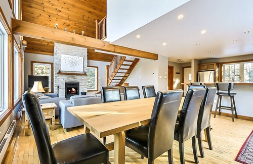 Lac-Superieur Ski Chalet | CLOSE to Tremblant’s North Side lifts, WELL LOCATED, with Hot Tub, Private!
