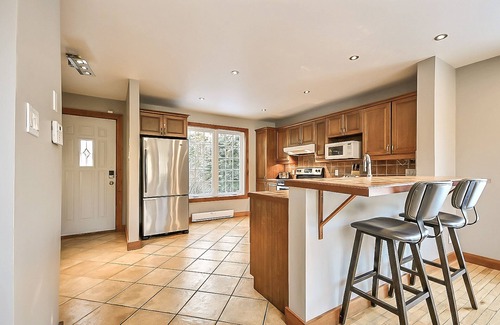 Lac-Superieur Ski Chalet | CLOSE to Tremblant’s North Side lifts, WELL LOCATED, with Hot Tub, Private!