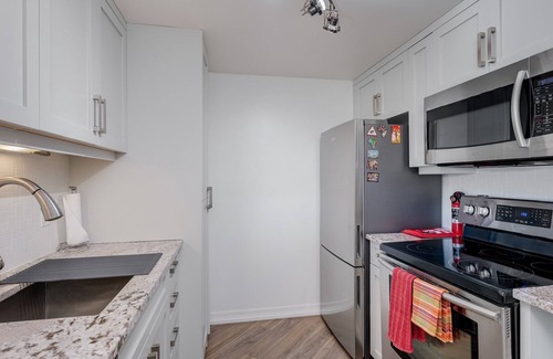 Downtown Victoria Condo | Coastal Charm – Breathtaking Views with Work Desk by Victoria Prime!