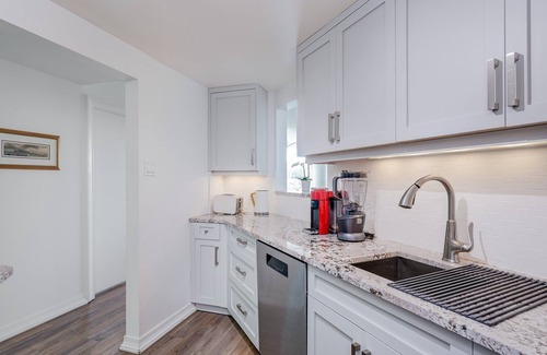 Downtown Victoria Condo | Coastal Charm – Breathtaking Views with Work Desk by Victoria Prime!