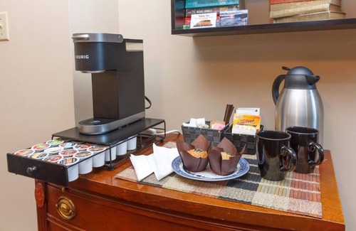 North Saanich Apartment | Cole's Bay Vacation Retreat Library Room