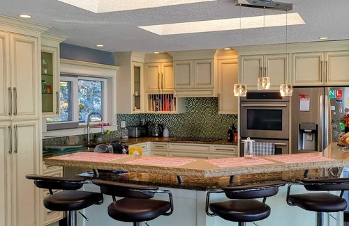 Cordova Bay House | Cordova Bay Executive House - 5 min from the beach