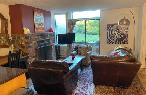 Kitsilano House | Cozy 2-Bedroom Suite in the Heart of Kits