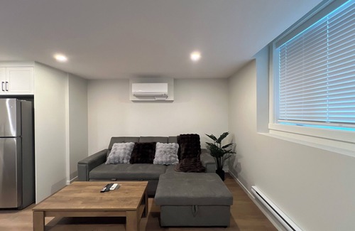 Calgary Apartment | Cozy 2 bedrooms Suite Near Calgary Airport ✈️ | Air conditioning Sleeps 6