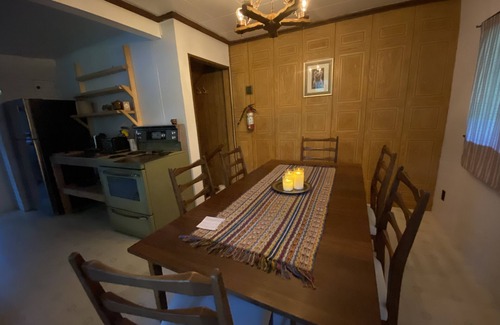Taghum Cottage | Cozy and Cute cottage with yard 10 minutes from Nelson