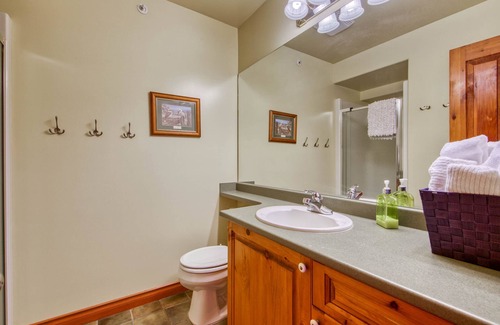 Sun Peaks Condo | Cozy and Spacious Condo Walking Distance to Lifts and Village