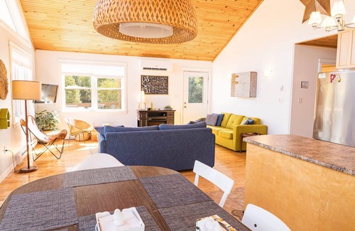 Found Mills House | Cozy chalet with water view, kayaks, and hot tub