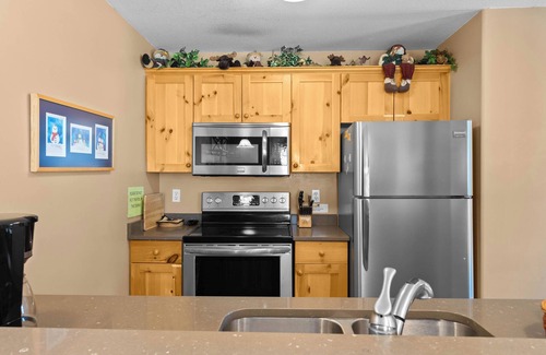 Sun Peaks Condo | Cozy Condo Close to Village | Access to Ski-Out Trail | Private Hot Tub | Fireplace