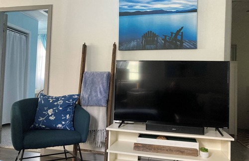 Crystal Beach House | Cozy Cottage Beach Retreat- Minutes to water, beach, USA border, Niagara Falls