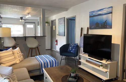 Crystal Beach House | Cozy Cottage Beach Retreat- Minutes to water, beach, USA border, Niagara Falls