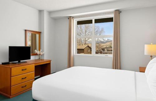 Canmore Apartment | Cozy Hideaway with MTN Views Near DT Canmore and Banff