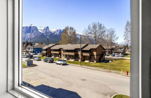 Canmore Apartment | Cozy Hideaway with MTN Views Near DT Canmore and Banff