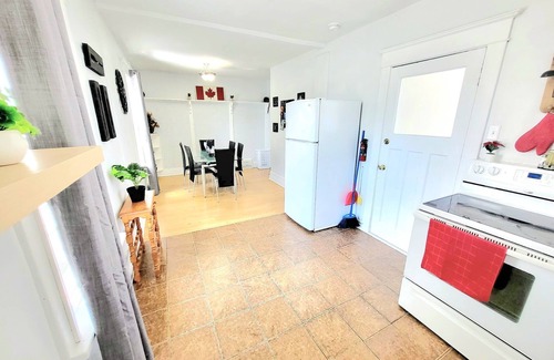 Niagara Falls House | Cozy home, steps away from all the entertainment.