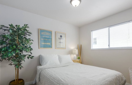 Surrey House | COZY, QUAINT 3 BED CLOSE TO SHOPS & USA