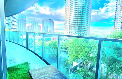 Downtown Mississauga Condo | Cozy Room in City Centre