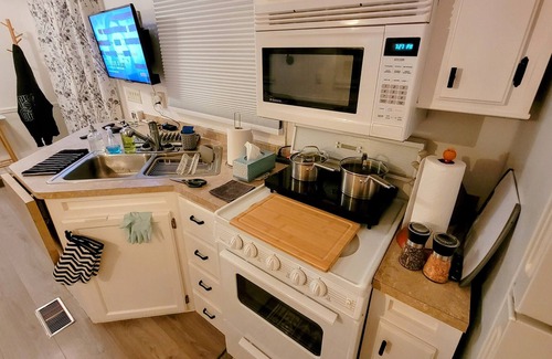 Lindell Beach House | Cozy Tiny Home at Cultus Lake