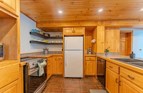 Saint David House | Creekside Hideaway -Oak Bay, NB