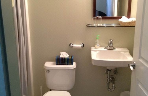Okanagan-Similkameen Hotel | Crowsnest Vineyards Guesthouse