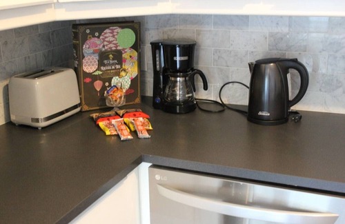 Orillia Apartment | DaVel DeLuxe Relaxation