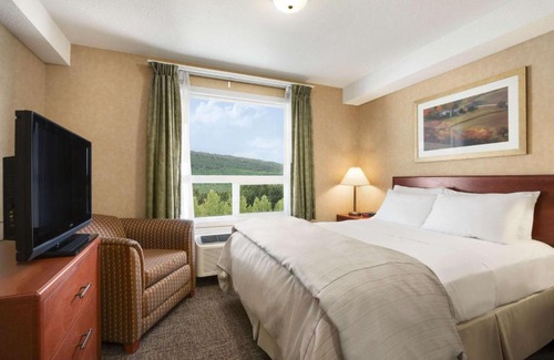 Cochrane Hotel | Days Inn & Suites by Wyndham Cochrane