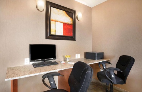 Cochrane Hotel | Days Inn & Suites by Wyndham Cochrane