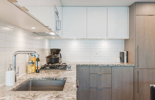 Downtown Vancouver Hotel | Deluxe One Bedroom Apartment in Trendy Yaletown