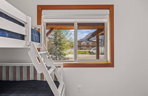 Teepee Town Apartment | Designer Home, Private Hot Tub